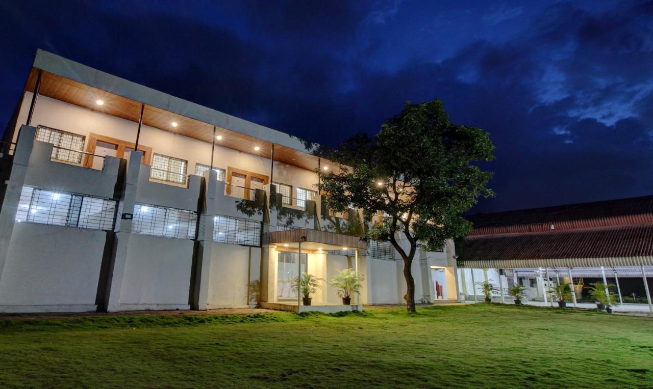 Sai Samrat Resort Сатара Экстерьер фото